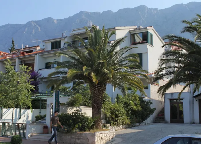 Apartment With Parking Space - 6632 *